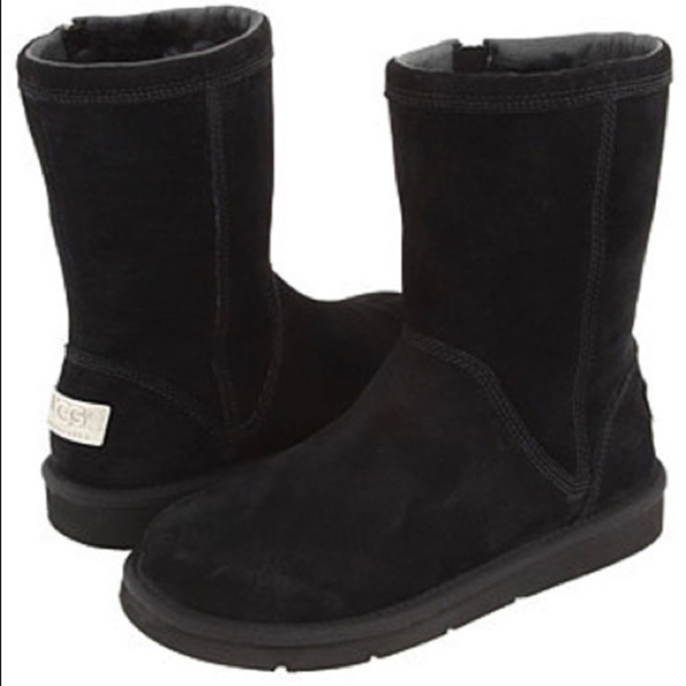 Used UGG Women Roslynn Black Short Boots Size 7